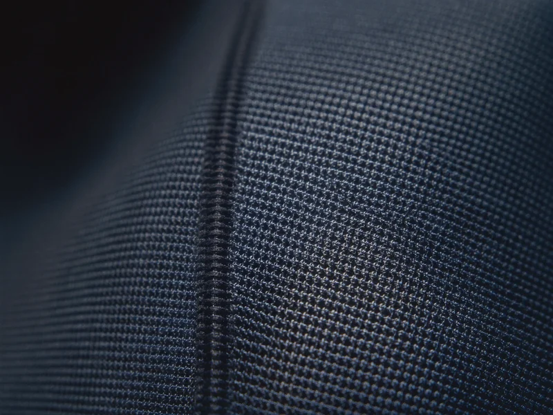 Makroaufnahme eines elastischen Funktionsstoffs mit sichtbarer Strickstruktur und Flachnaht